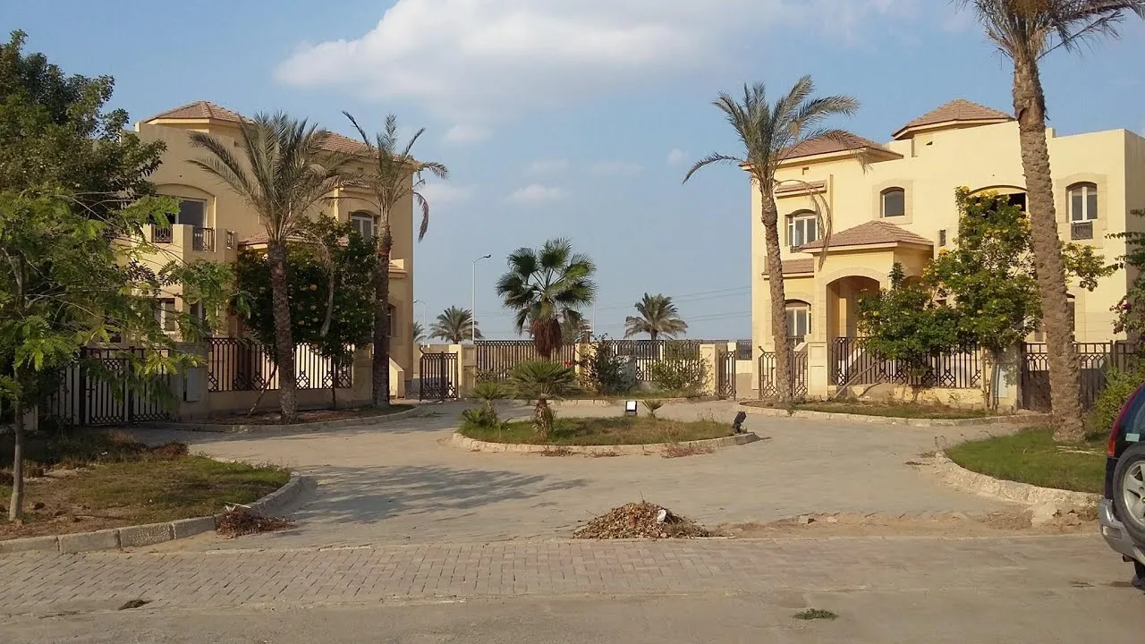 Sale in Gardenia Park: فيلا مستقله للبيع 740م جاردينيا بارك 2 تسهيلات 7 س