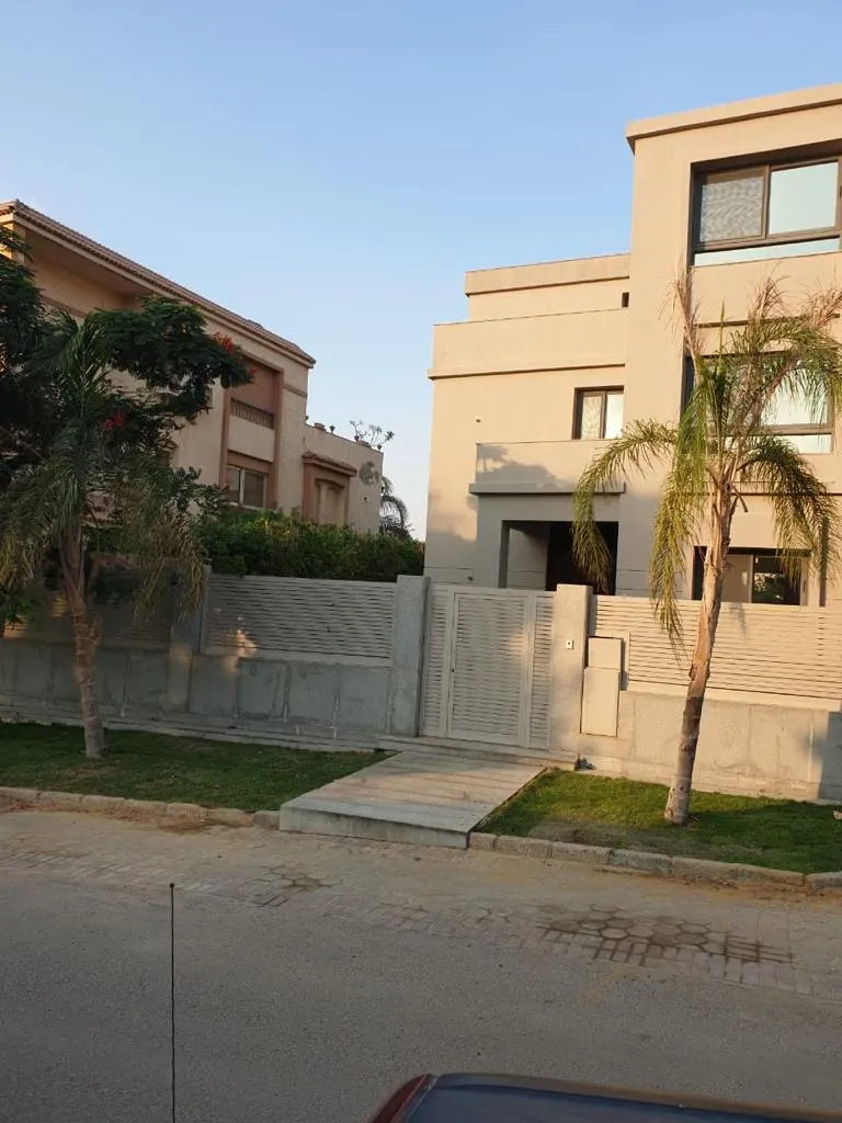 فيلا للبيع في القاهرة الجديدة قطامية ريزيدينس  متشطبة بالكامل